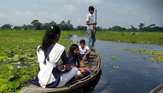 যে গ্রামে স্কুলে যাওয়ার একমাত্র ভরসা নৌকা