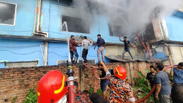 বরিশাল বিসিকে জুতার কারখানায় আগুন, বড় ক্ষয়ক্ষতির আশংকা
