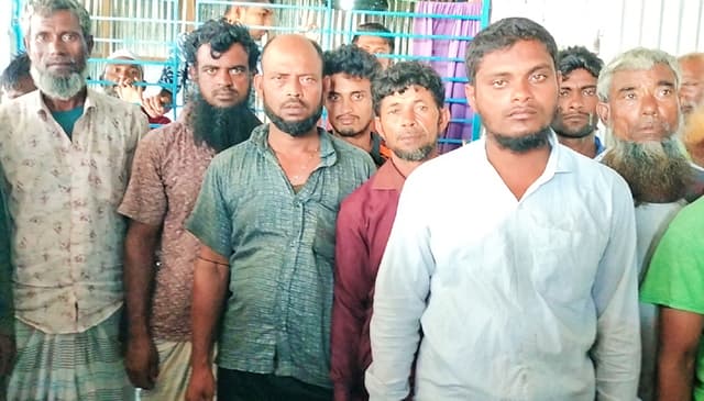 বঙ্গোপসাগরে ট্রলার ডুবি: ভারতে উদ্ধার ১২, এখনও নিখোঁজ ২১ জেলে