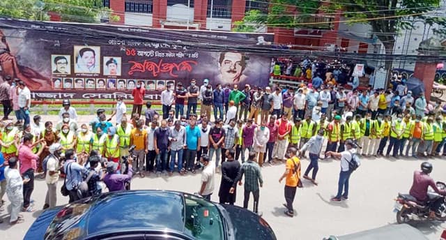 গ্রেফতার আতংকে বরিশালের আ.লীগ নেতাকর্মীরা, প্রতিবাদ অব্যাহত