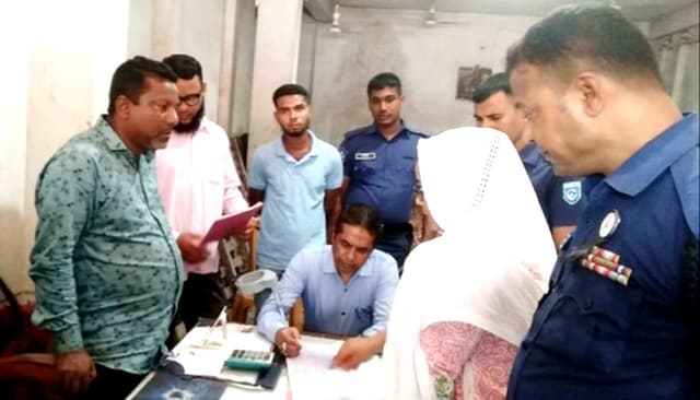 হিলি বন্দরে পেঁয়াজের আড়তে ভোক্তা অধিকারের অভিযান