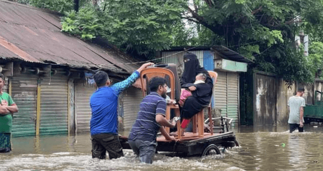 ফেনীতে ভয়াবহ বন্যা, নৌকার অভাবে মানুষ স্বাভাবিক কাজ করতে পারছে না