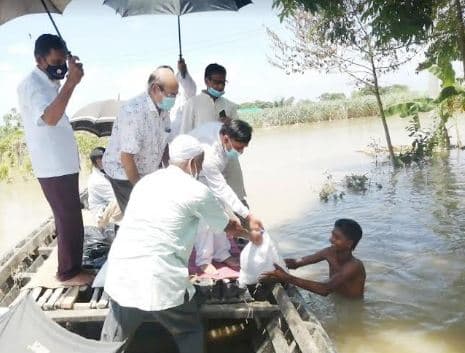 লালপুরে চরাঞ্চলের বন্যা দুর্গতদের মাঝে ত্রান বিতরণ