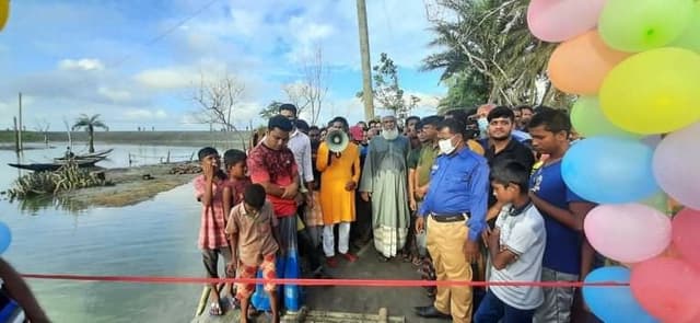 আশাশুনির ভাঙ্গন এলাকায় তৈরি হলো ভাসমান সেতু