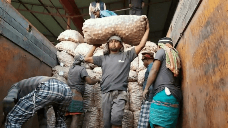 ৪০ শতাংশ শুল্কায়নে হিলি স্থলবন্দর দিয়ে পেঁয়াজ আমদানি শুরু