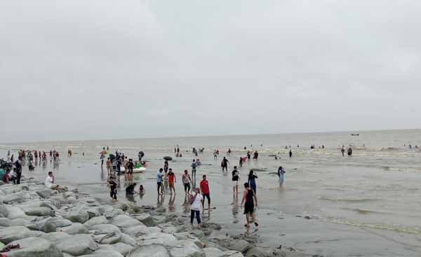 উপকূলে বৃষ্টিপাত, উত্তাল সমুদ্রে পর্যটকদের উম্মাদনা