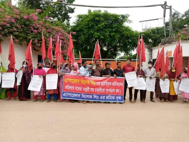অবৈধভাবে ছাঁটাইয়ের প্রতিবাদে পোশাক শ্রমিকদের বিক্ষোভ