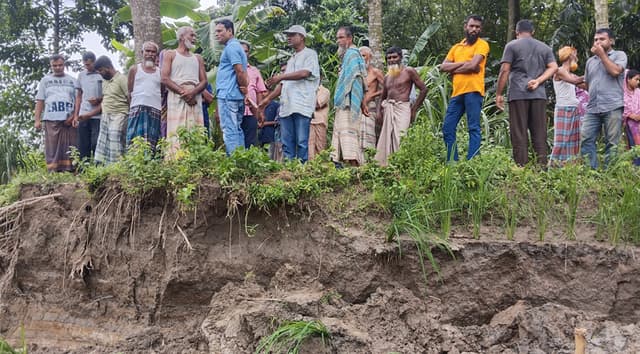 পাঁচবিবিতে ফসলী জমিতে ধস, হুমকিতে বসতবাড়ী