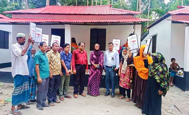 কাউখালীতে ভূমিহীন ও গৃহহীন পরিবারের মাঝে দলিল হস্তান্তর