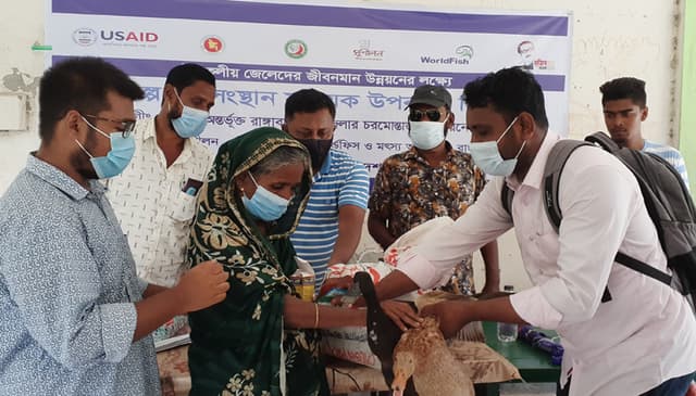 রাঙ্গাবালীতে দরিদ্র জেলেদের মাঝে উন্নতজাতের হাঁস বিতরণ
