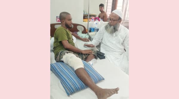 ছাত্র আন্দোলনে আহত ইয়াসিনের চিকিৎসায় এগিয়ে এলেন ছাত্রনেতা শিপন