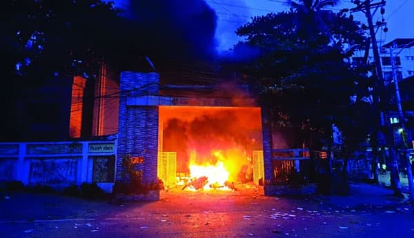 আন্দোলনের সময় থানায় আগুন, মামলায় আসামি ৪০ হাজার