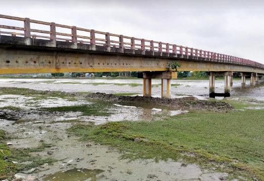 আশাশুনির গুনাকরকাটি ব্রীজের নিচে অবৈধ বাঁধ দিয়ে দখল