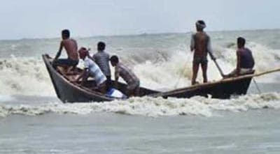 ১৫ জেলেসহ বঙ্গোপসাগরে ট্রলার ডুবি