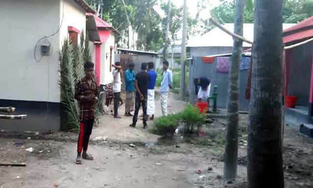 আশ্রয়ন প্রকল্পের ঘরে তরুণীসহ ধরা যুবলীগ নেতা !
