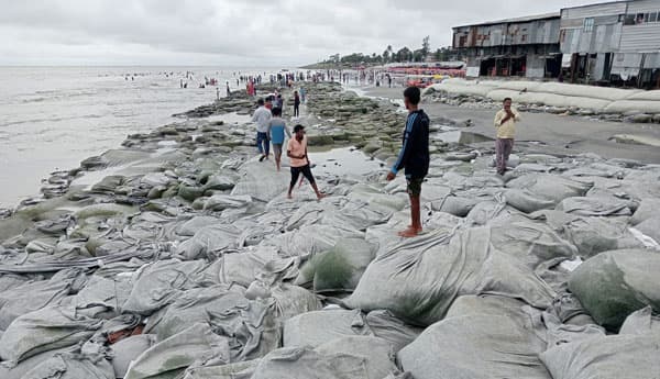 কুয়াকাটা সৈকত সুরক্ষা প্রকল্পে জরুরি মেরামতের উদ্যোগ, স্থানীয়দের নানা প্রশ্ন