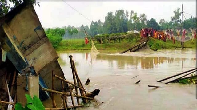 বাতাসে ভাঙলো সেতু (!), ভোগান্তি ২০ গ্রামবাসীর