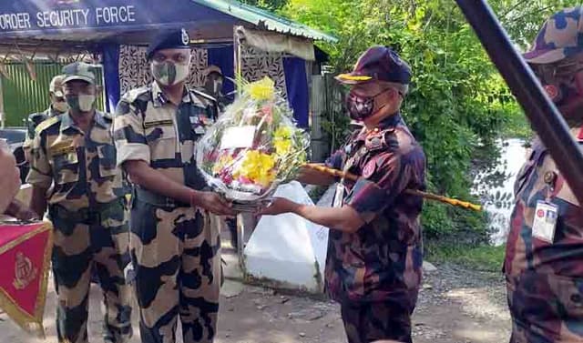 হিলি সীমান্ত পরিদর্শন করলেন ব্রিগেঃ জেঃ নওরোজ এহসান