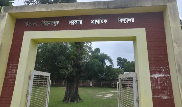 দপ্তরী দিয়ে ক্লাস নেওয়ার অভিযোগ প্রধান শিক্ষকের বিরুদ্ধে
