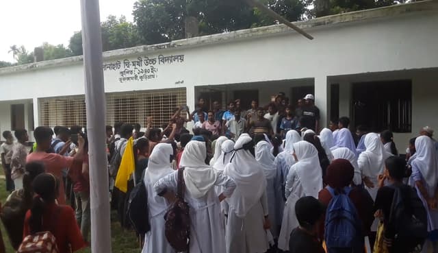 ভূরুঙ্গামারীতে শিক্ষকের বিরুদ্ধে ছাত্রীর শ্লীলতাহানির অভিযোগ, শিক্ষার্থীদের বিক্ষোভ
