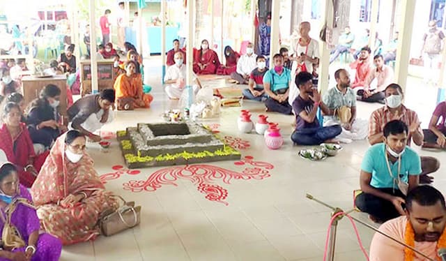 জন্মাষ্টমীতে বরিশালে মন্দিরে মন্দিরে ভক্তদের পূজা-অর্চনা