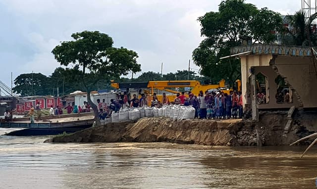 দৌলতদিয়া ফেরিঘাটে ফের ভাঙন, নদীগর্ভে মসজিদসহ নানা স্থাপনা