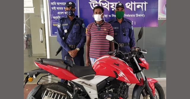 উখিয়ায় চোরাই মোটরসাইকেলসহ রোহিঙ্গা গ্রেফতার
