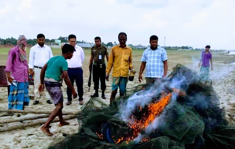 সরাইল তিতাস নদীতে অভিযান, ৪ লাখ টাকার জাল জব্দ