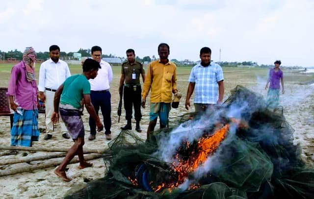 সরাইল তিতাস নদীতে অভিযান, ৪ লাখ টাকার জাল জব্দ