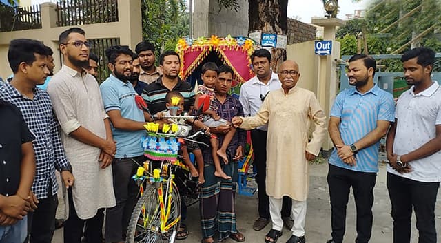 সেই ফিরোজকে রিকশা উপহার দিলেন তথ্যমন্ত্রী