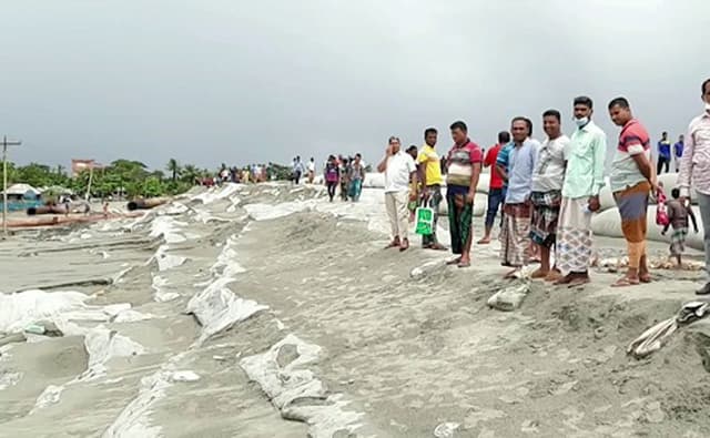 মোংলায় বালু ডাম্পিং নিয়ে গ্রামবাসীর মুখোমুখী চীনা কোম্পানি