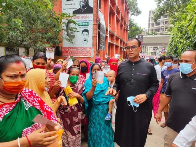 যা ঘটেছিল সাভারে যুবলীগের সেই ত্রাণ বিতরণে
