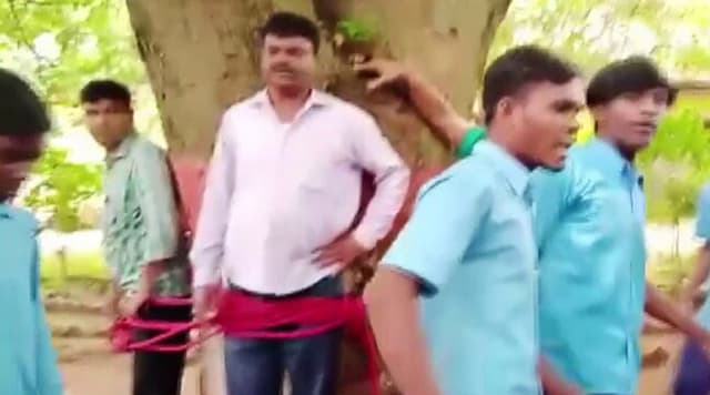 পরীক্ষায় ফেল, গনিত শিক্ষককে গাছে বেঁধে পেটাল শিক্ষার্থীরা