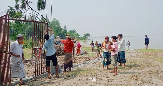 যমুনায় বিলীন হচ্ছে ঈদগাহ মাঠ, কবরস্থান ও শতশত ঘরবাড়ি