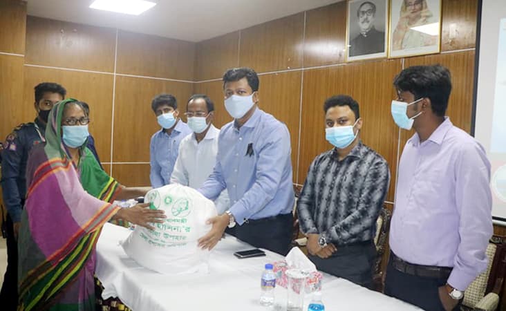 ৩৩৩ এ ফোন করে বরিশালে খাদ্য সহায়তা পেলেন ৫শ’ ব্যাক্তি