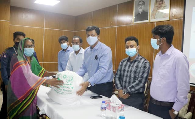 ৩৩৩ এ ফোন করে বরিশালে খাদ্য সহায়তা পেলেন ৫শ’ ব্যাক্তি