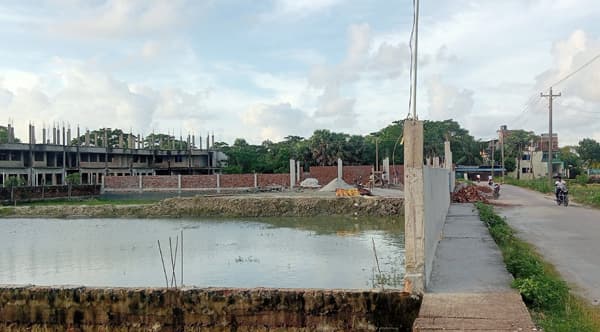 কুয়াকাটায় রাখাইনদের বিরোধীয় জমিতে স্থাপণা নির্মাণের অভিযোগ