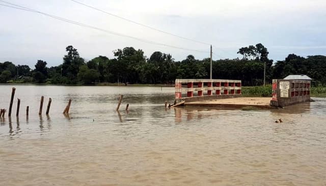 রাজবাড়ীতে বাড়ছে পানি, বন্দি হাজারো পরিবার