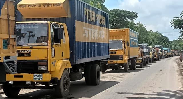 দৌলতদিয়ায় পণ্যবাহী ট্রাকের দীর্ঘ সাড়ি