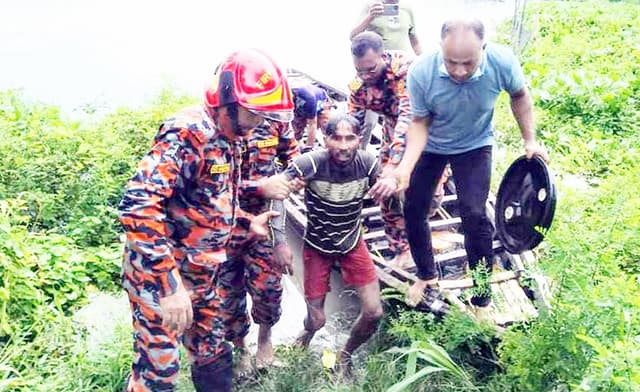 কচুরিপানার নিচে লুকিয়েও রক্ষা হয়নি মাদক কারবারির