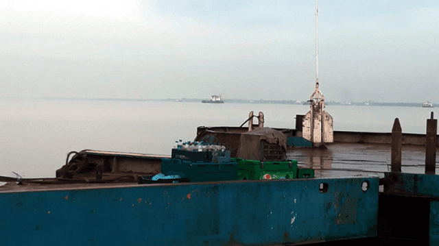 তীব্র স্রোতে ফেরি চলাচল ব্যাহত, দৌলতদিয়ায় যানজট