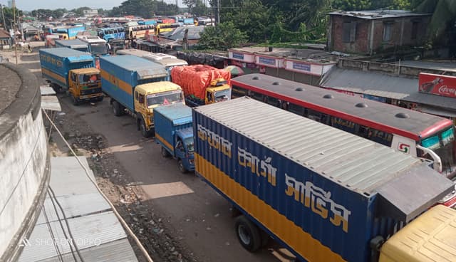পদ্মায় ফেরি চলাচল ব্যহত, যানবাহনের দীর্ঘ সারি