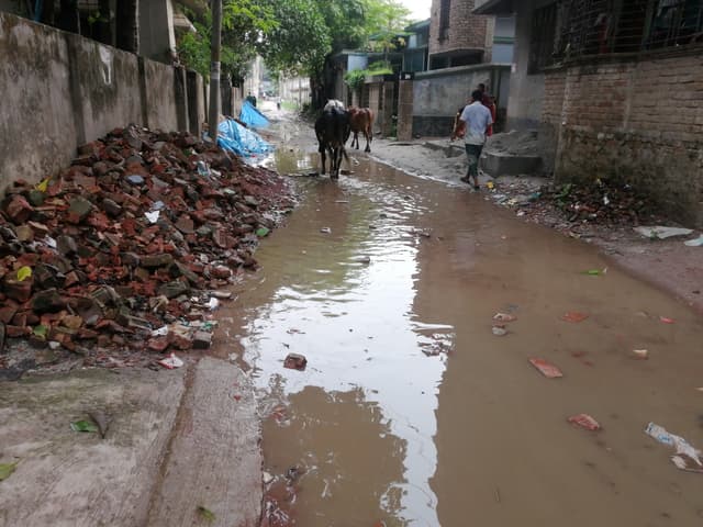 বৃষ্টি হলেই হাটুঁপানি, দুর্ভোগ চরমে