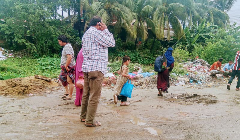 বিশ্বরোড় মহাসড়কের পাশে ময়লা, ভোগান্তিতে মানুষ
