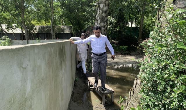 দেবীদ্বারে ৮ মাস ধরে অবরুদ্ধ ৩০ পরিবার, তদন্ত করতে গিয়ে কর্মকর্তা বিপাকে