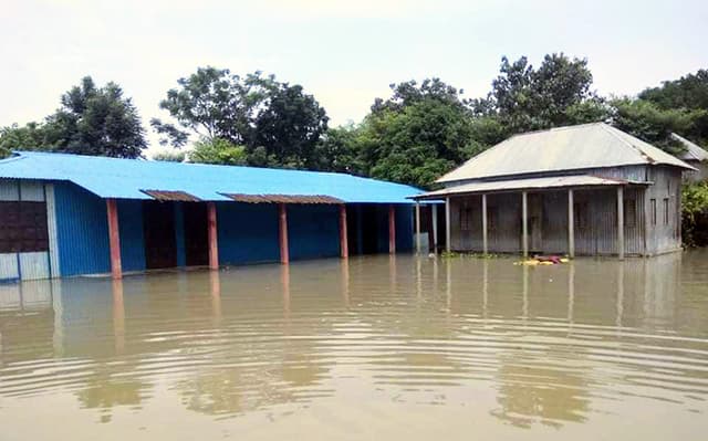 গোয়ালন্দে পানির নিচে বিদ্যালয়ে !