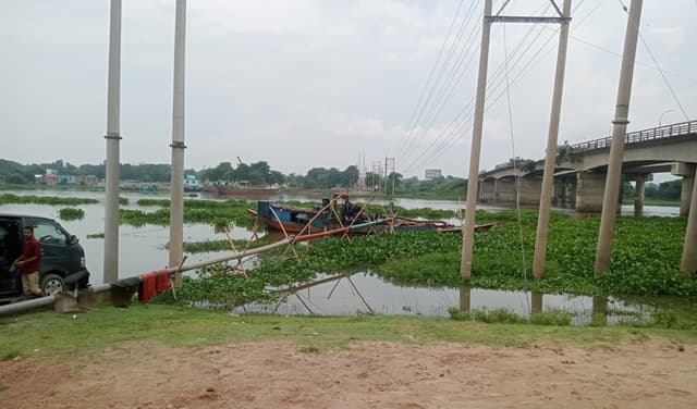 সরাইলে সেতুর কাছে অবাধে বালু উত্তোলন!