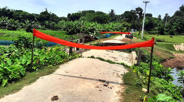 লাল ফ্লাগের সতর্কবার্তা নিয়ে চলাচল !