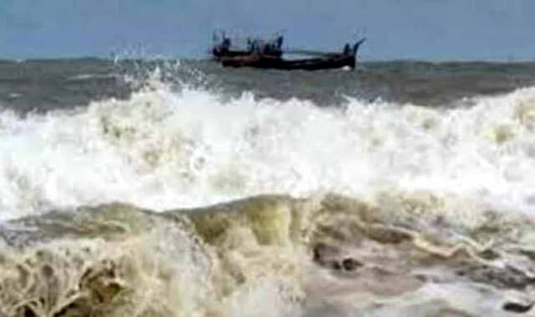 জেলেবিহীন ইলিশ বোঝাই ট্রলার ভাসছে সুন্দরবনে