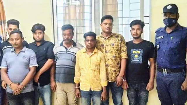 দৌলতদিয়ায় ট্রাকে চাঁদাবাজির দায়ে ৭ দালাল গ্রেপ্তার